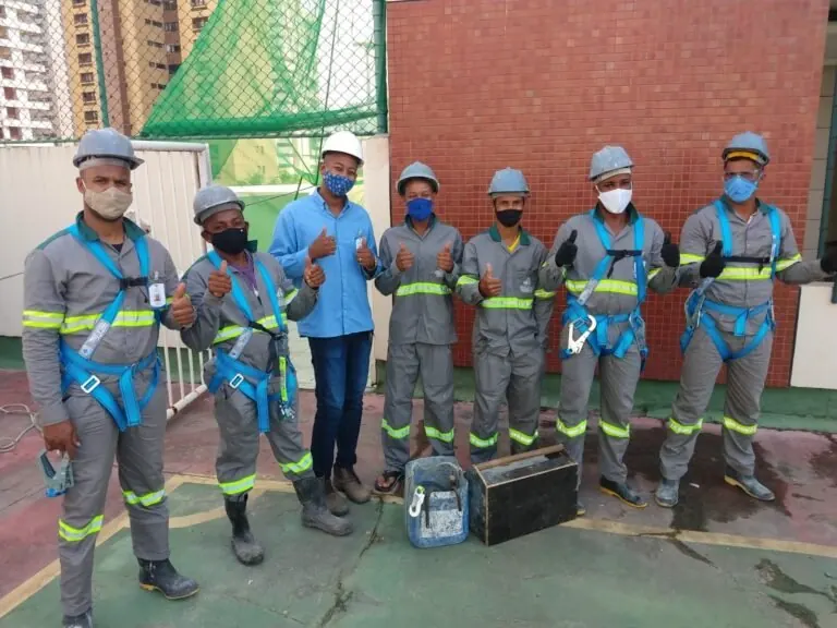Equipe da Cerqueira Avance com uniformes e equipamentos de segurança