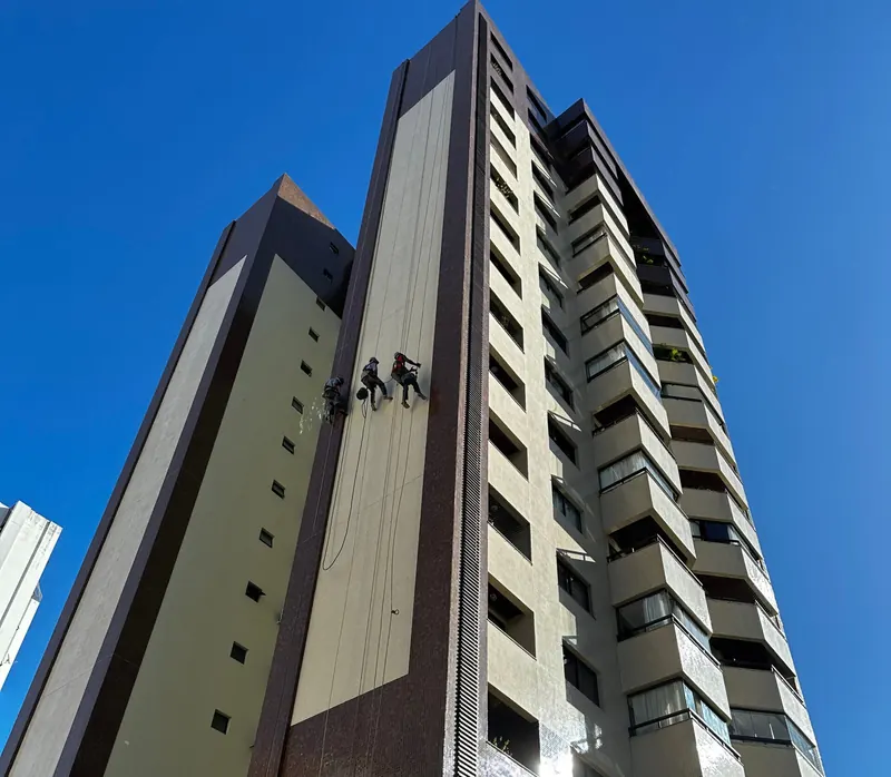 Equipe da Cerqueira Avance trabalhando em altura na fachada de um edifício em Salvador