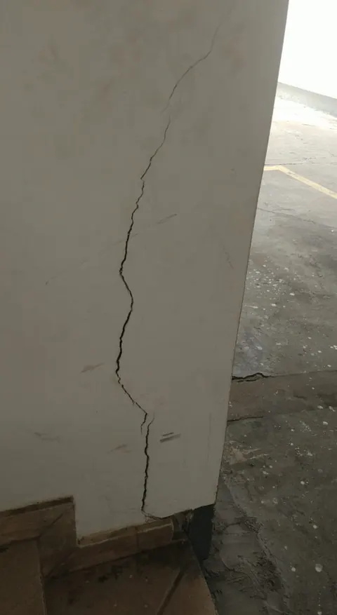 Fissura no pilar antes do reparo — Cond. Edf. Damasco, Pituba