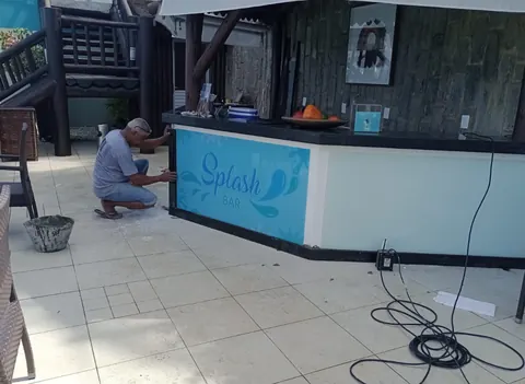 Assentamento de revestimento no Splash Bar — Hotel Vila Galé Salvador, Ondina