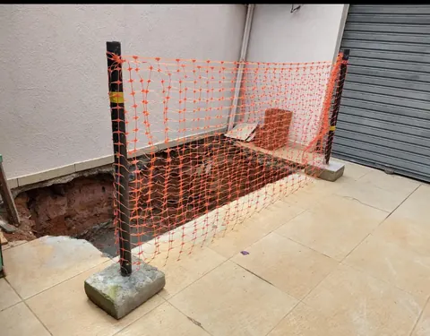 Escavação para ampliação da caixa pluvial — Cond. Edf. Joia da Praia, Costa Azul