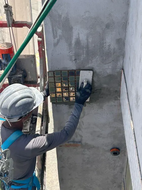 Assentamento das novas pastilhas — Cond. Edf. Mansão do Atlântico, Pituba