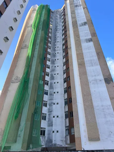Fachada protegida com tela durante a obra — Cond. Edf. Mansão do Atlântico, Pituba