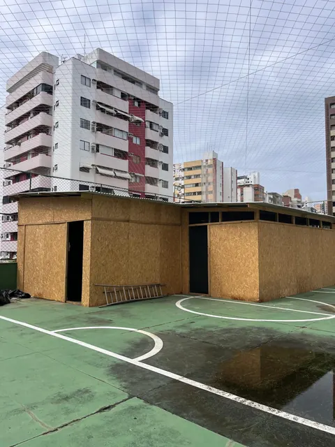 Canteiro de obras organizado na área comum — Cond. Edf. Mansão do Atlântico, Pituba