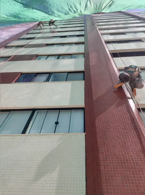 Trabalho em altura na fachada — Edf. Pituba Porto Bello, Pituba