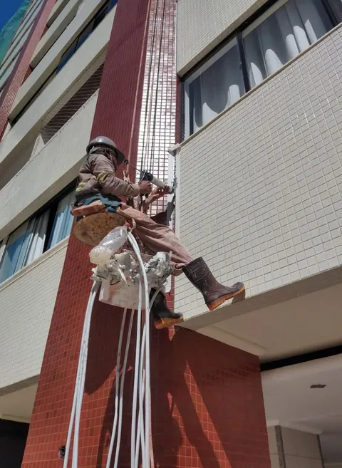 Aplicação de mastique Pu — Edf. Pituba Porto Bello, Pituba
