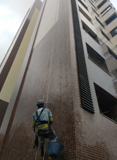 Pastilhamento em trabalho em altura — Cond. Edf. Silverstone, Pituba