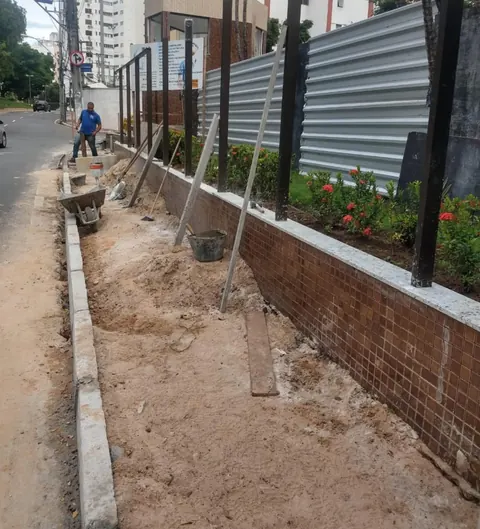 Instalação de meio-fio — Cond. Edf. Silverstone, Pituba