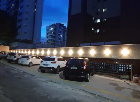 Fachada e garagem após a entrega — Cond. Edf. Silverstone, Pituba