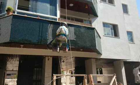Assentamento de pastilha e aplicação de rejunte — Cond. Edf. Toulon, Costa Azul